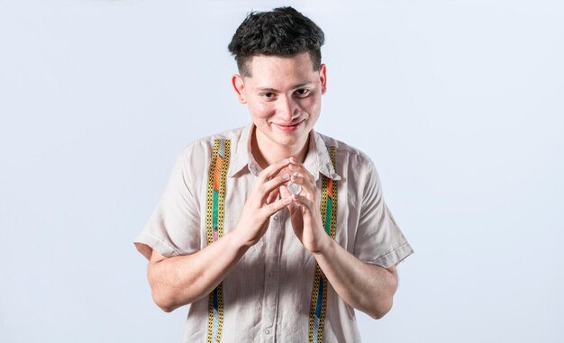 Uśmiechnięta hafciarka z tamborkiem